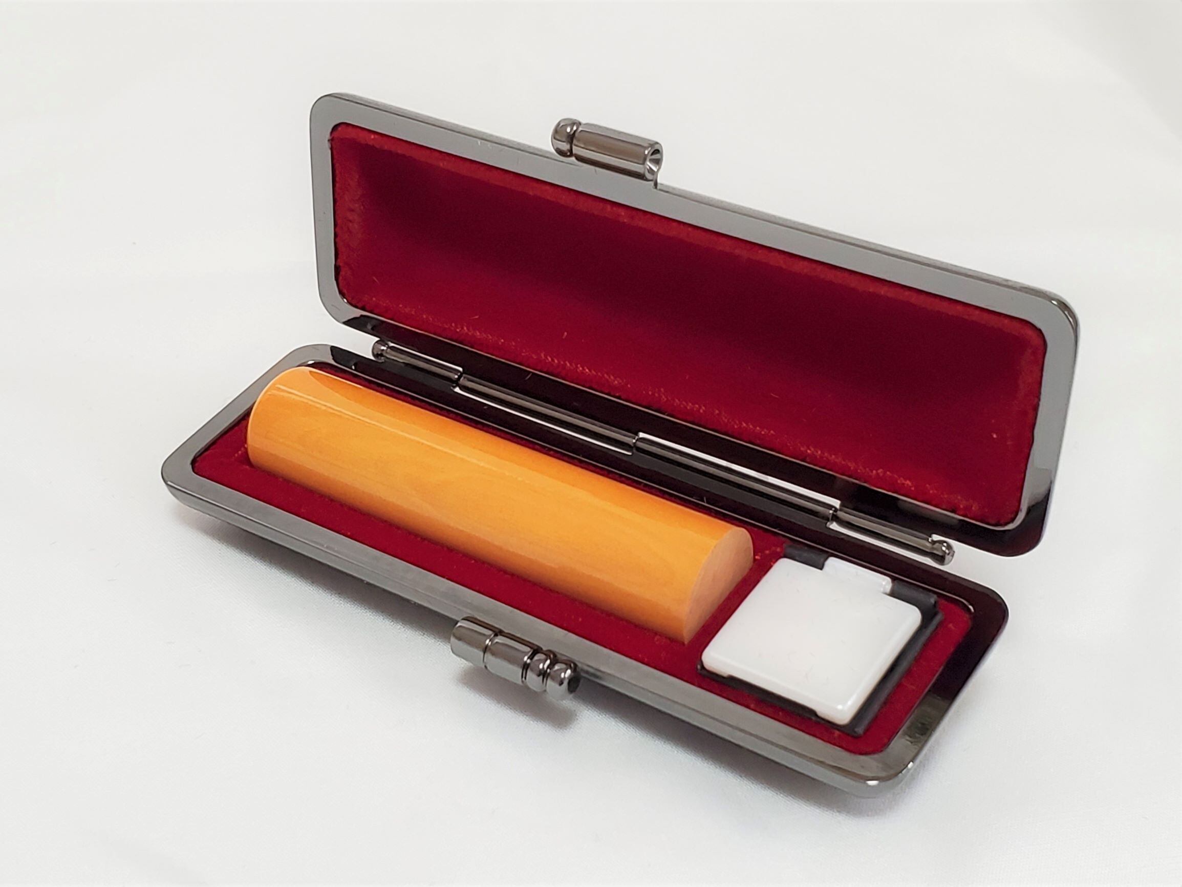 男性用銀行印　13,5ミリ丸　自然素材の本柘(ほんつげ)＋ソフト牛革ケース(黒)＋書体