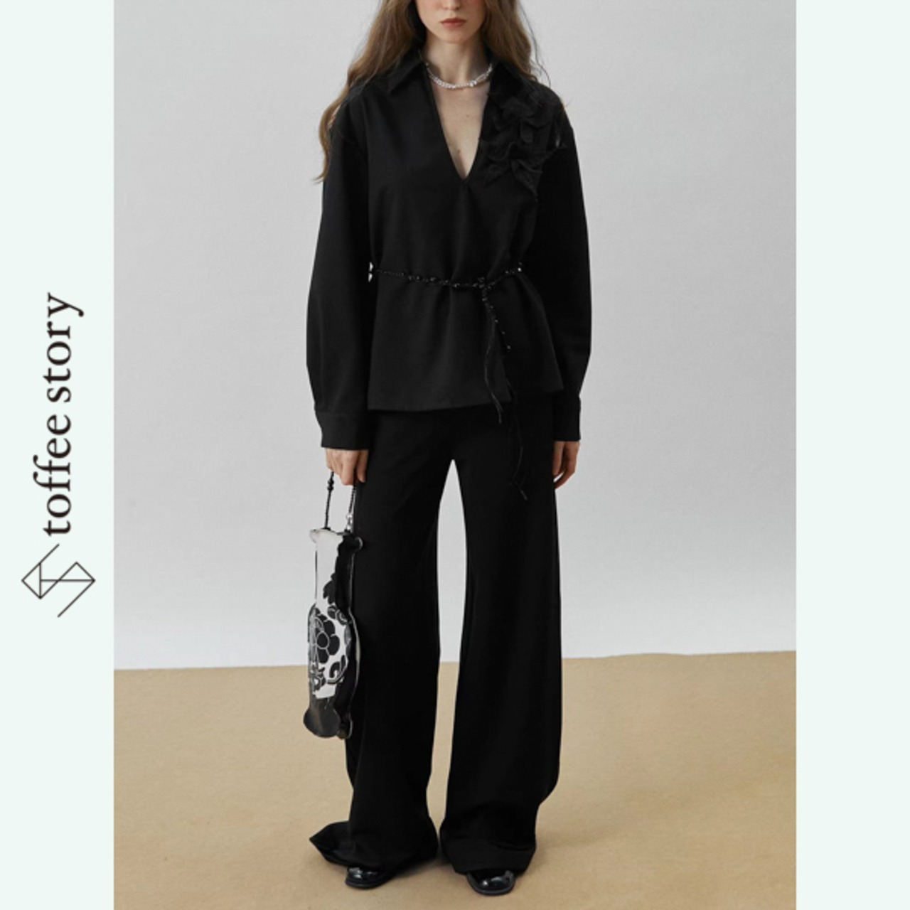 夜更けの花が息づく影：ブラックVネックシャツ《XU0262》