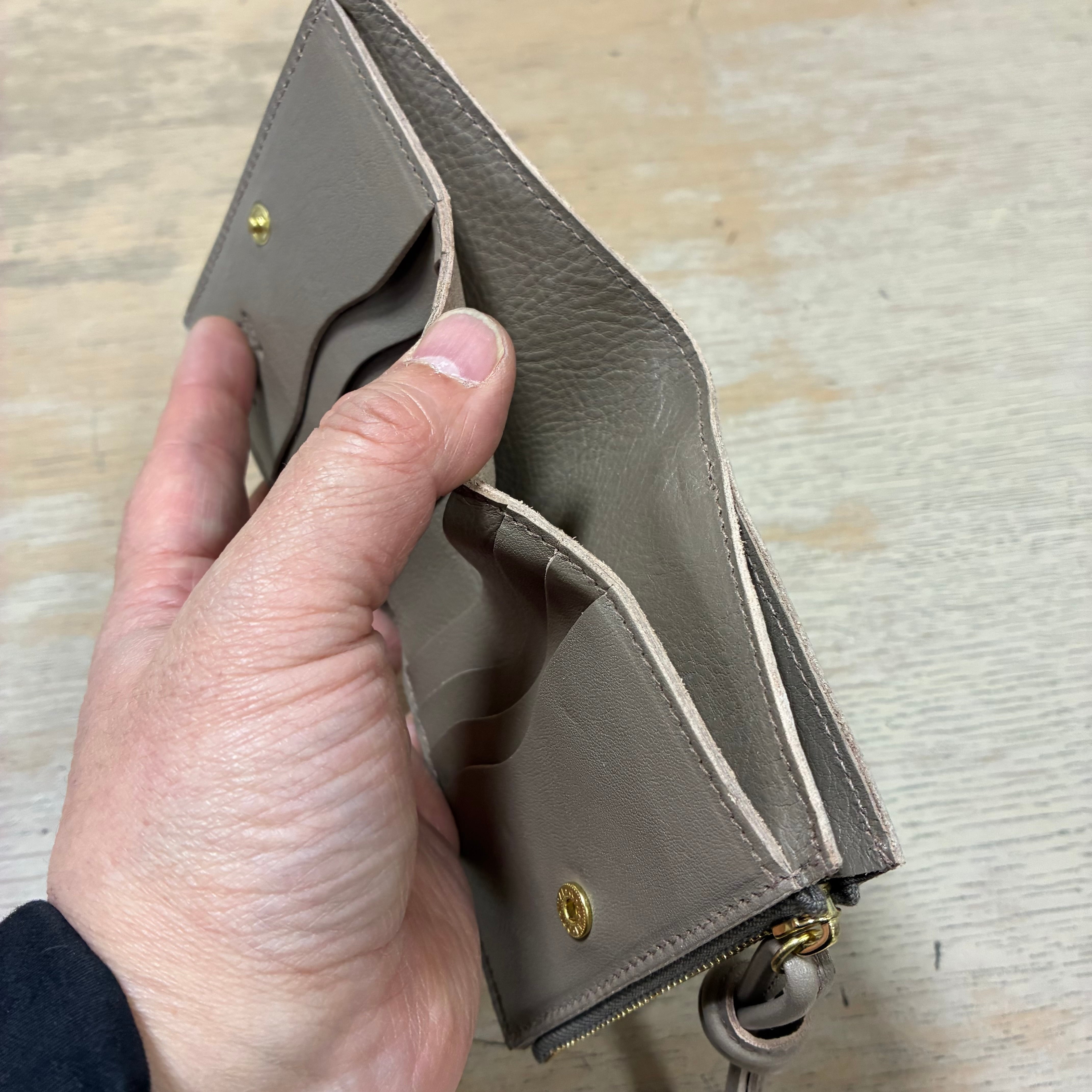 IL BISONTE イルビゾンテ コード付きファスナー2つ折り財布