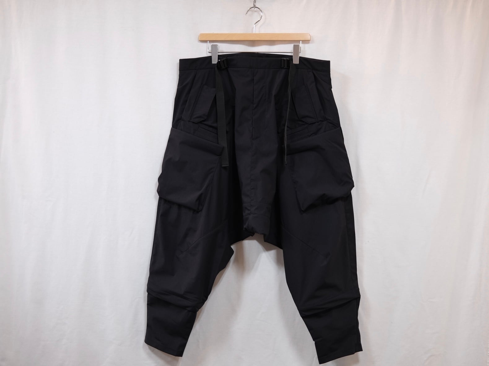 ACRONYM”P30A-E ENCAPSULATED NYLON ULTRAWIDE DRAWCORD CARGO TROUSERS BLACK”  | Lapel online store