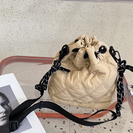 バッグ レディース ショルダーバッグ カバン 鞄 レディースバッグ 斜めがけ 肩がけ コンパクト かわいい 大人可愛い カジュアル おしゃれ お洒落 大人女子 こなれ感 ラブリー キュート ガーリー 主役級 存在感 無地 10代 20代 30代 学生 通学 デート お出かけ 女子会 デイリー 普段使い 韓国 韓国系 送料無料 ファッション コーデ スタイル 秋 冬 小さい ミニサイズ 黒 ブラック 緑 グリーン 茶色 ブラウン ベージュ お散歩 旅行 空旅 リゾート コロン 便利 3カラー