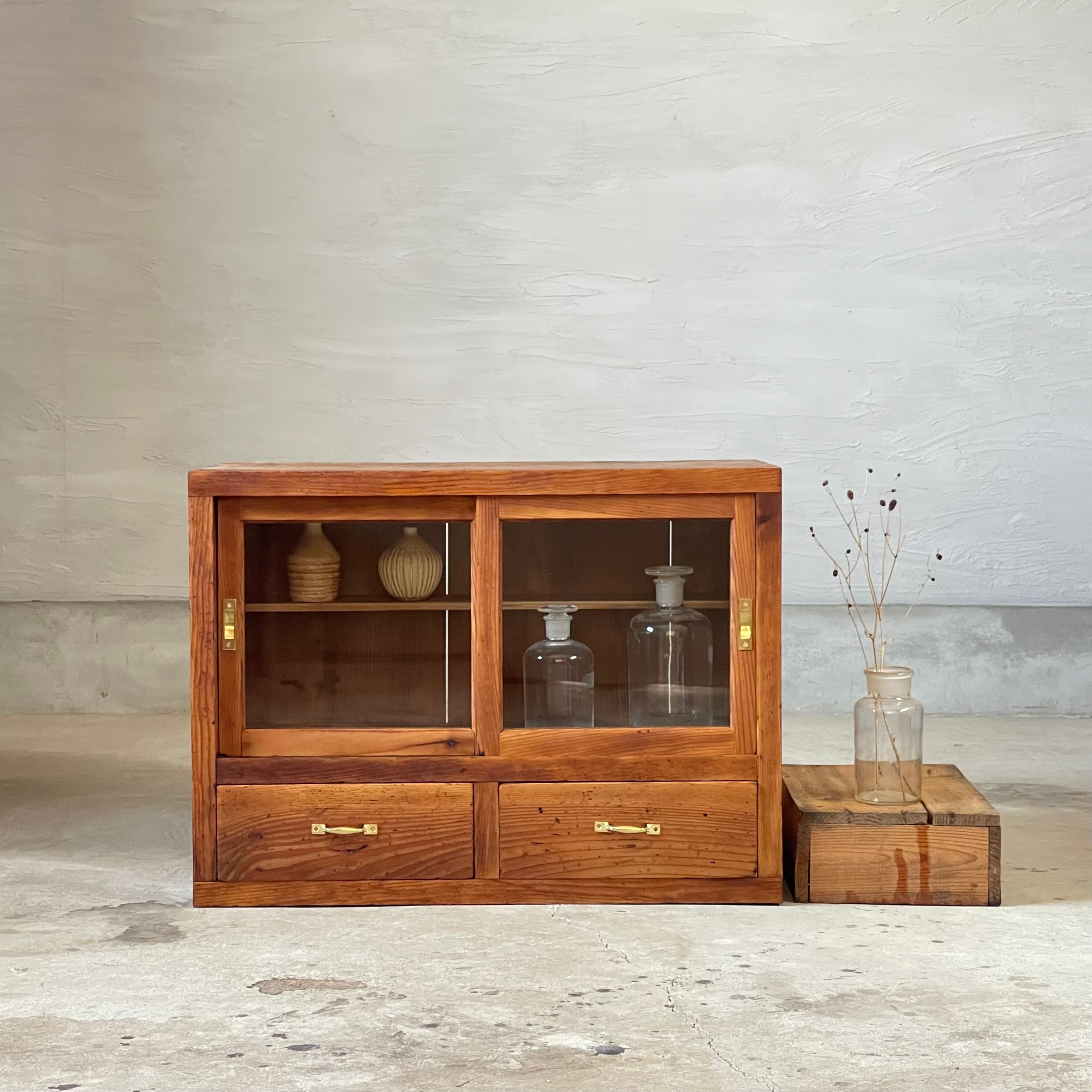 ガラス引き戸の飾り棚