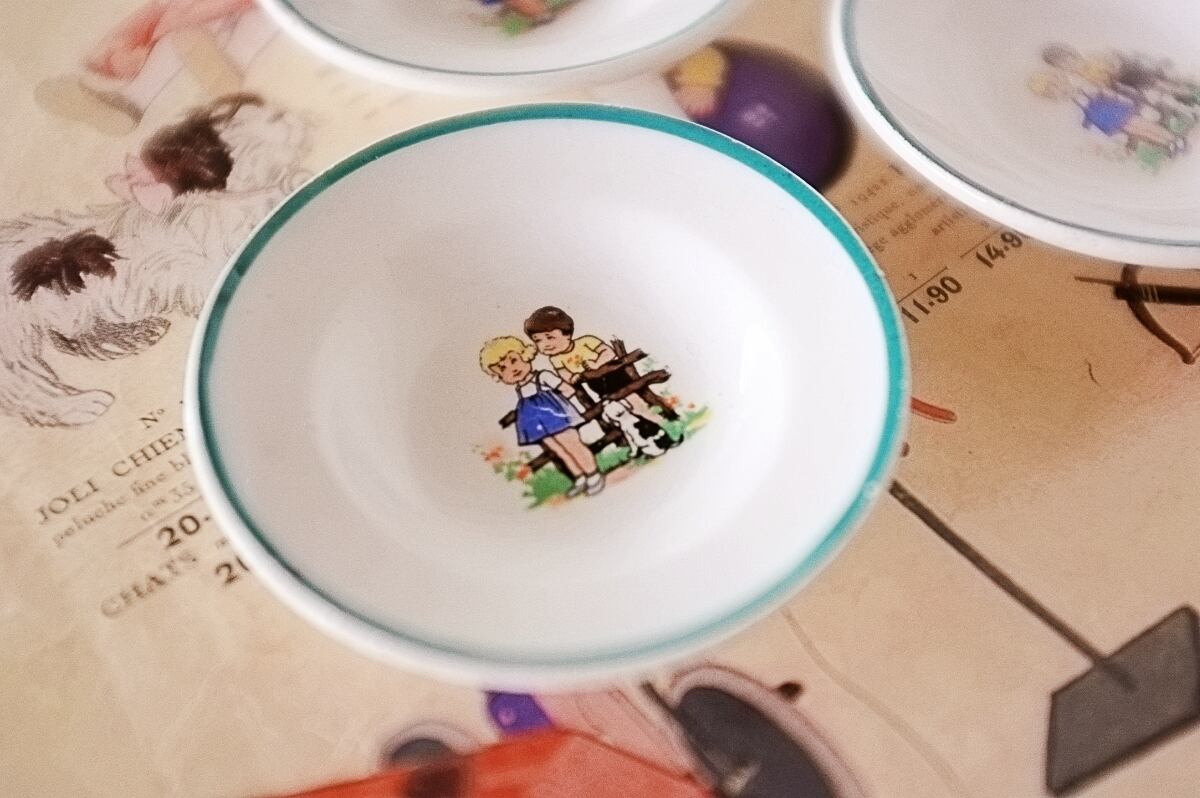 lalaさま　sold クレイユモントロー 犬と少年少女とプレート ディネット ラスト Creil et Montereau 不安げな尨犬と少年少女とスーププレート