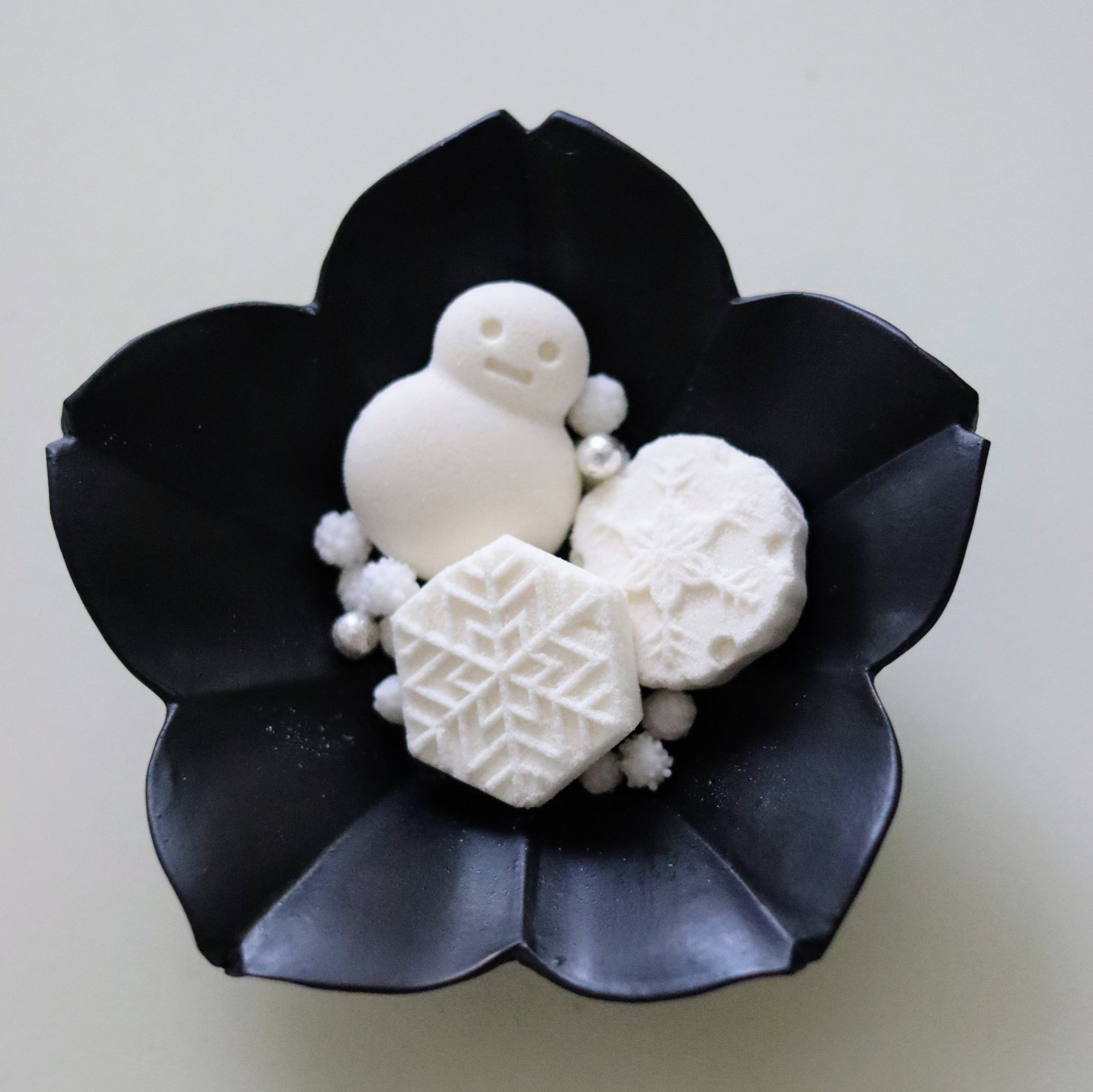 臼杵焼 稜花さくら豆皿 黒釉 | Floraison Table フロレゾンテーブル