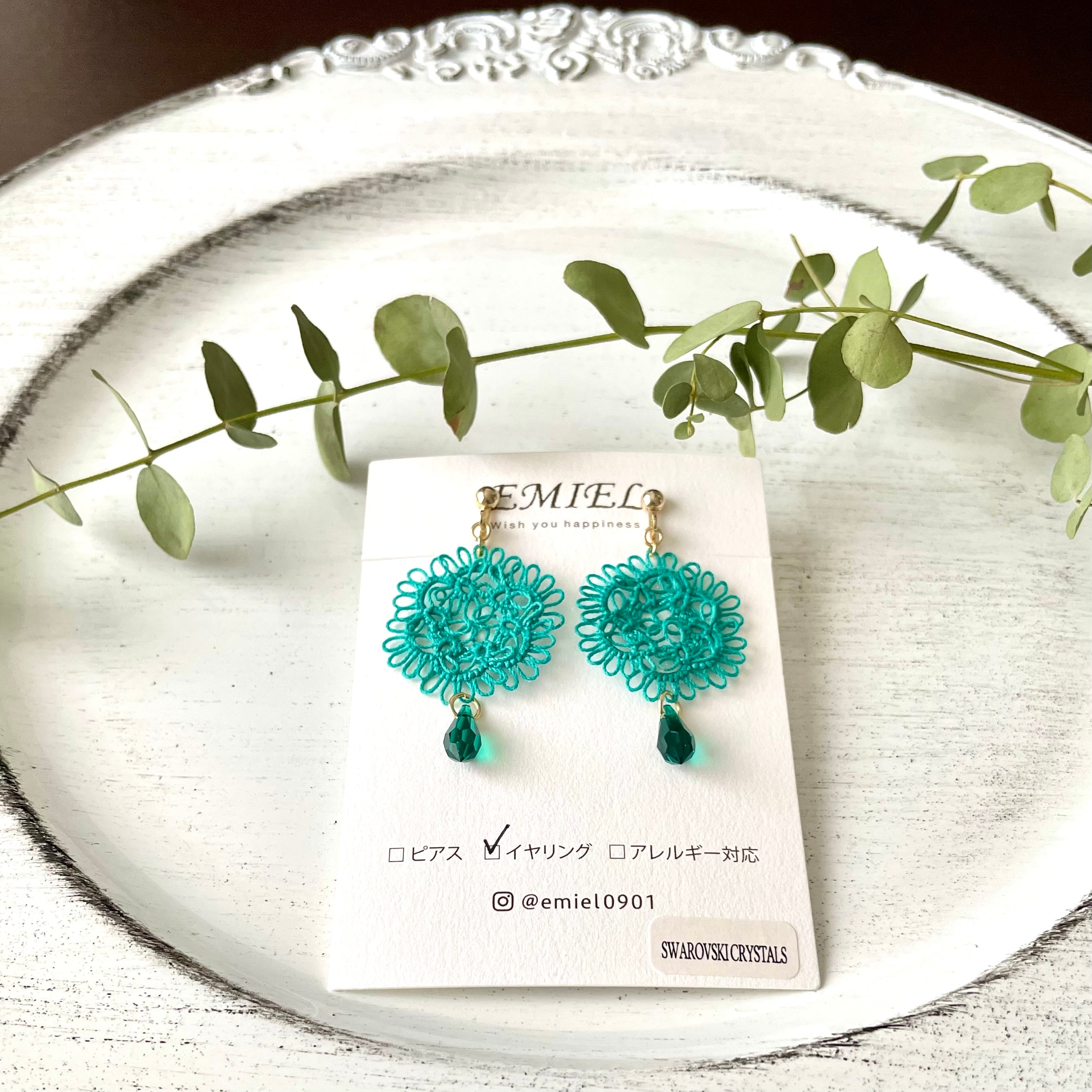 お花モチーフ＊緑青色レース×エメラルドのピアス・イヤリング | EMIEL