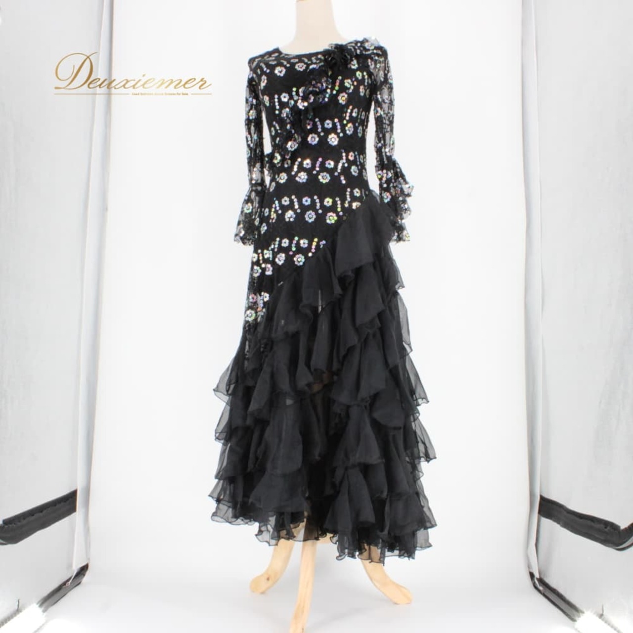 社交ダンス 衣装 スタンダード ドレス ワンピース パーティドレス prima boutique 黒 ブラック系 シルバー系 キラキラ フリル ステージ衣装 黒ドレス ロングドレス フリルスカート ティアードスカート ラッフルスカート 総柄 ドット柄 花柄風 スパンコール風 ラメ きらきら 体型カバー キラキラワンピース ステージ用 舞台衣装 ダンス発表会 パーティー 結婚式 二次会 ナイトイベント 華やか 上品 エレガント アーバンブラック プリマブティック ブラックフォーマル風 光沢感