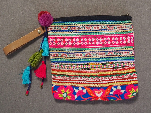 モン族刺繍ストラップ付きミニバッグ