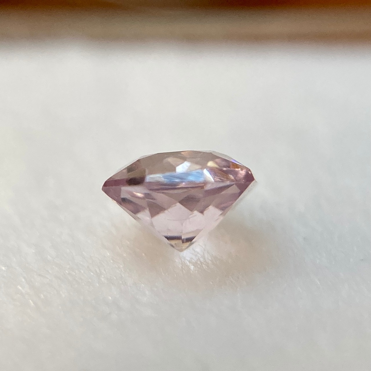 お花みたいなスピネル  約4.4mm*2.6mm r-0393