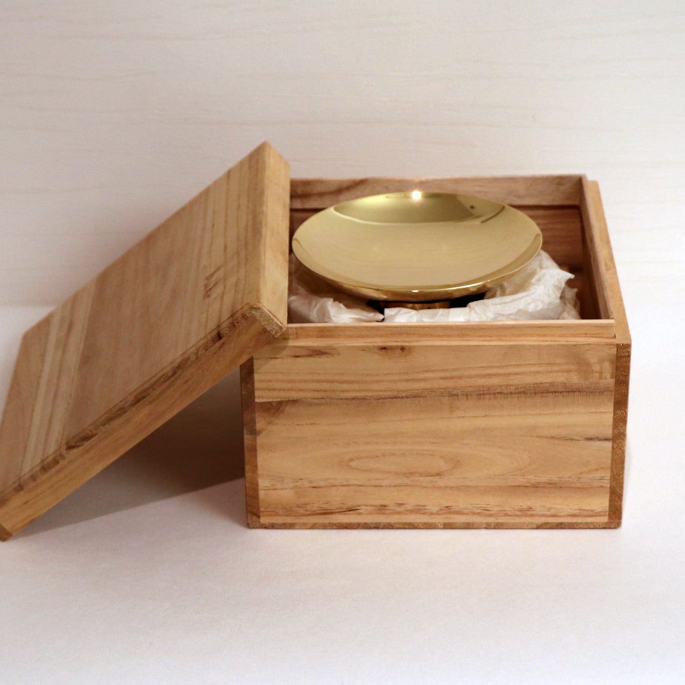 お宝品、蔵出し、十六裏菊家紋金盃(24K GP)、記念品、コレクター 金盃・菊花紋・24KGP・No.210602-06・梱包サイズ60 | リサイクル