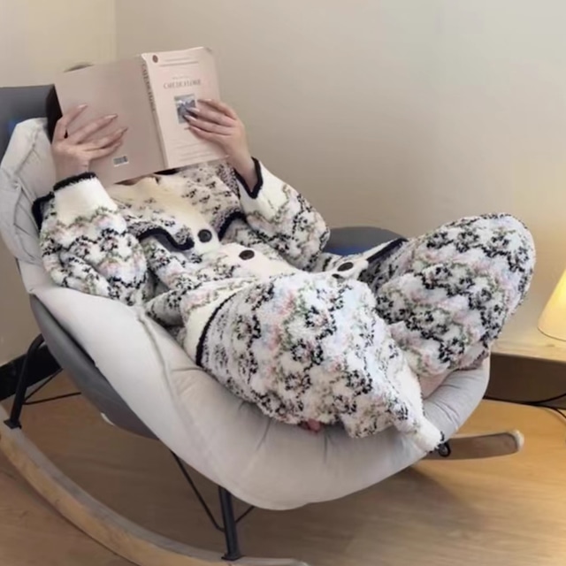 【送料無料】 パジャマ ナイトウェア ルームウェア トップス パンツ ボトム ロング もこもこ ふわふわ 厚手 あったか 寒さ対策 長袖 Aライン フリル 厚手生地 柄 冬 レディース 女性用 ママ 30代 40代 普段使い リモートワーク ファッション 体型カバー リラックスタイム ゆったり