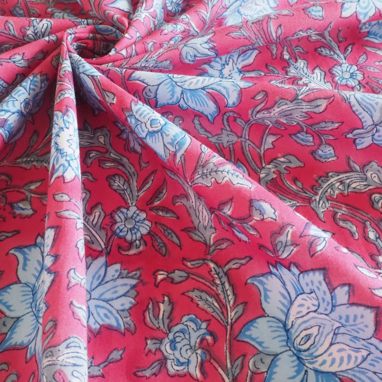 ブロックプリント生地【50cm単位】インド綿 片耳デザイン付き 花柄 白×赤×水色 #55223-RD1