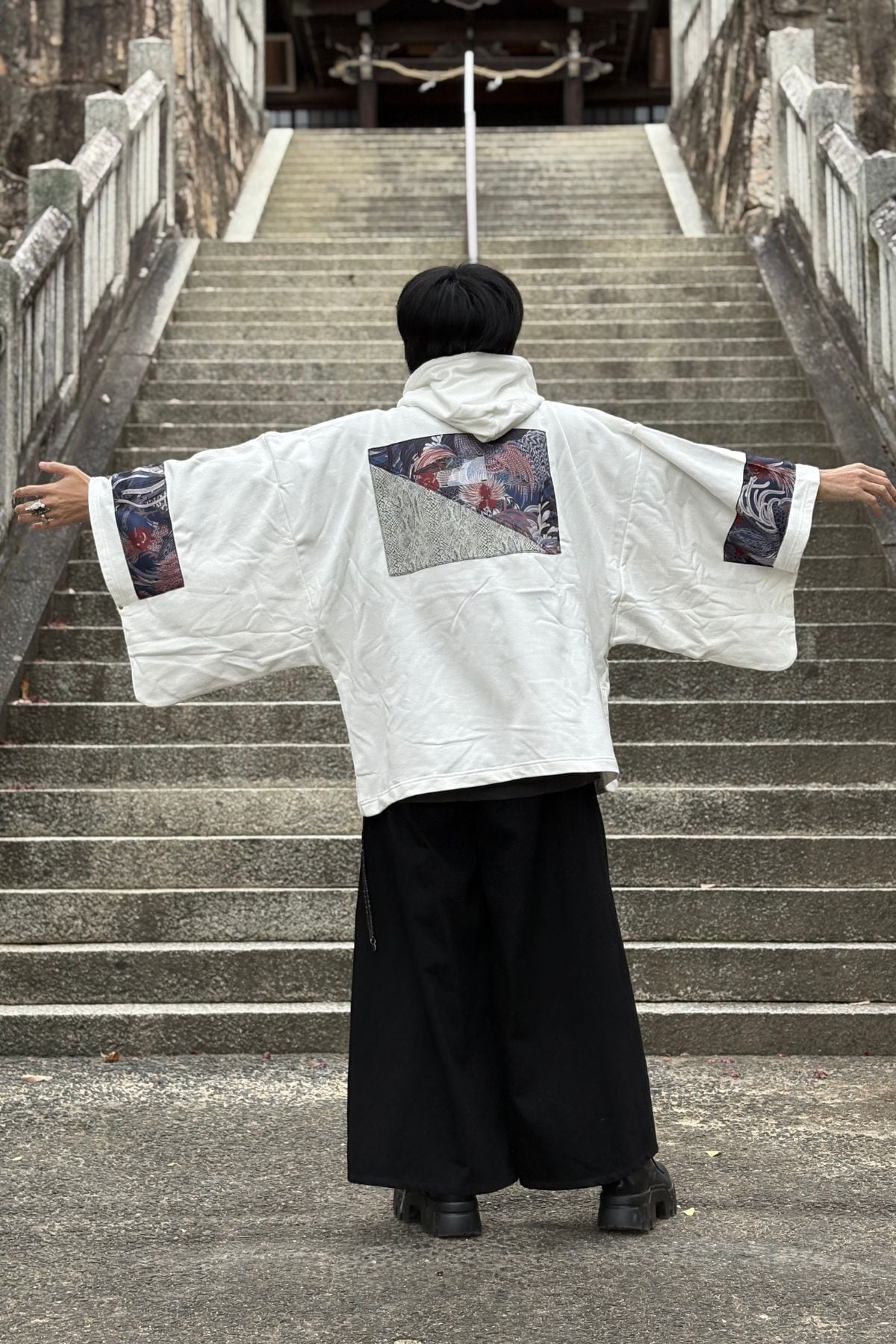 GB MOUTH 扉 パーカー あおばくん着用モデル 青木被服×KIMONOT®】コラボレーションKIMONOパーカー “WHITE ×軍鶏図