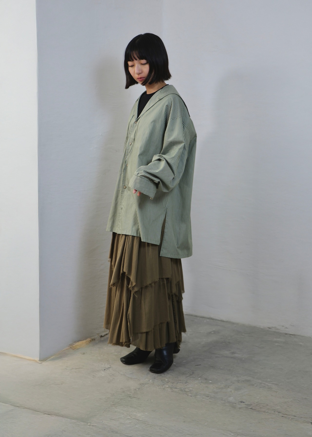 AMBERGLEAM - 2WAY Tiered Skirt ：OLIVE｜2WAY仕様／ドローコードシャーリング／ティアードシルエット／膝スリット／前後差アレンジ