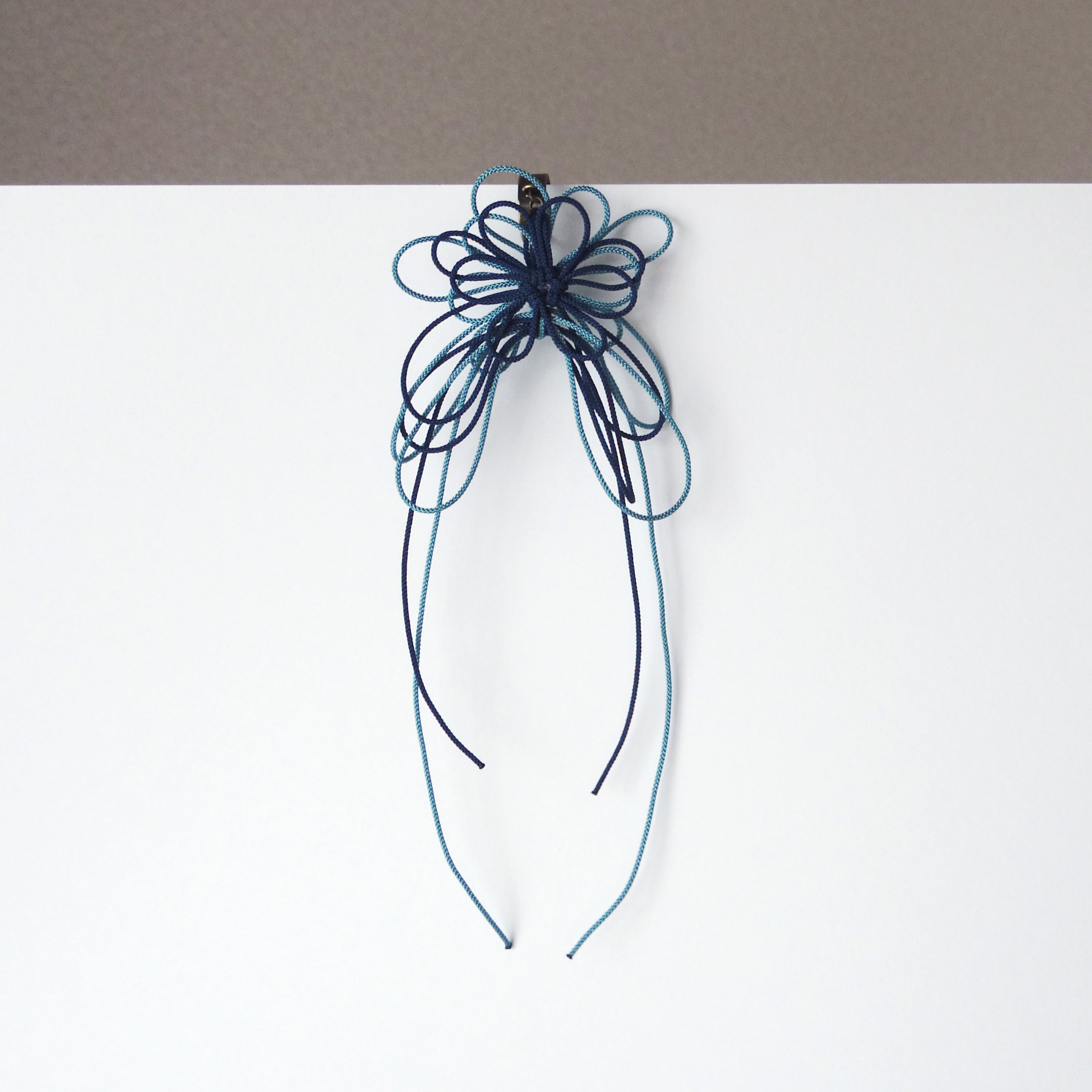 かたっぽイヤーカフ「ささら、映」(濃青×縹)