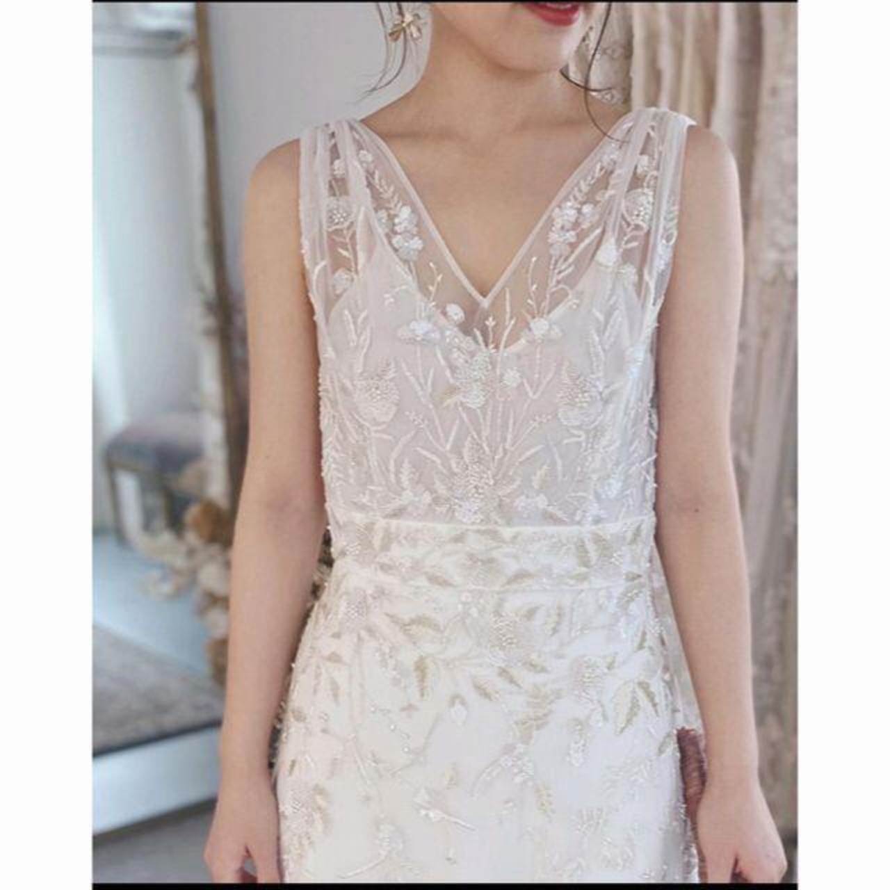 高品質！ ウエディングドレス 3D立体レース刺繍 パール 深Vネック 繊細  