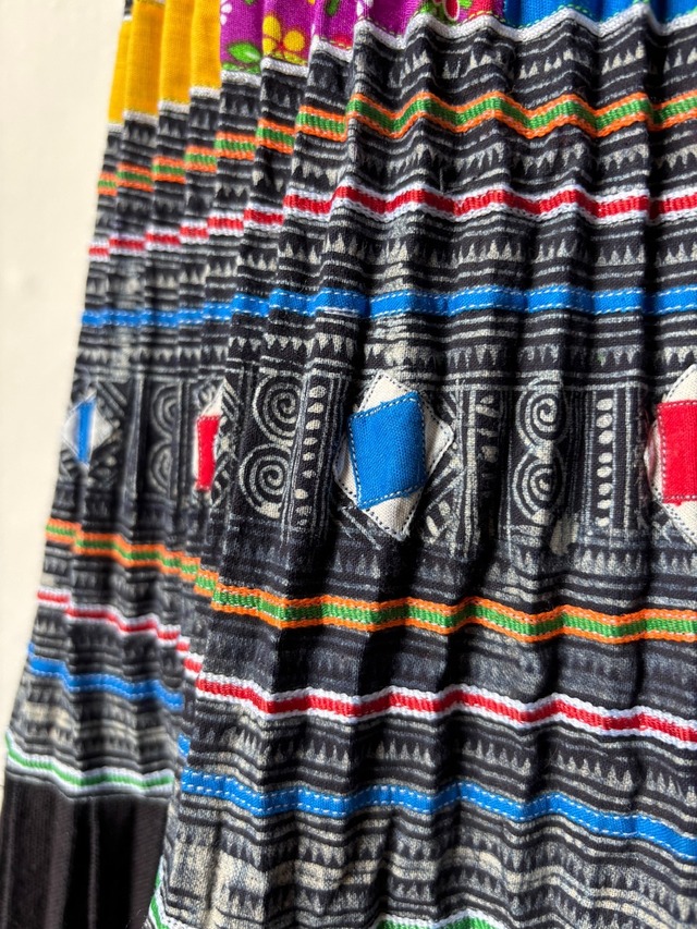 モン族スカート 056 ロング ろうけつ染め アップリケ プリーツ bamiオリジナルパターン