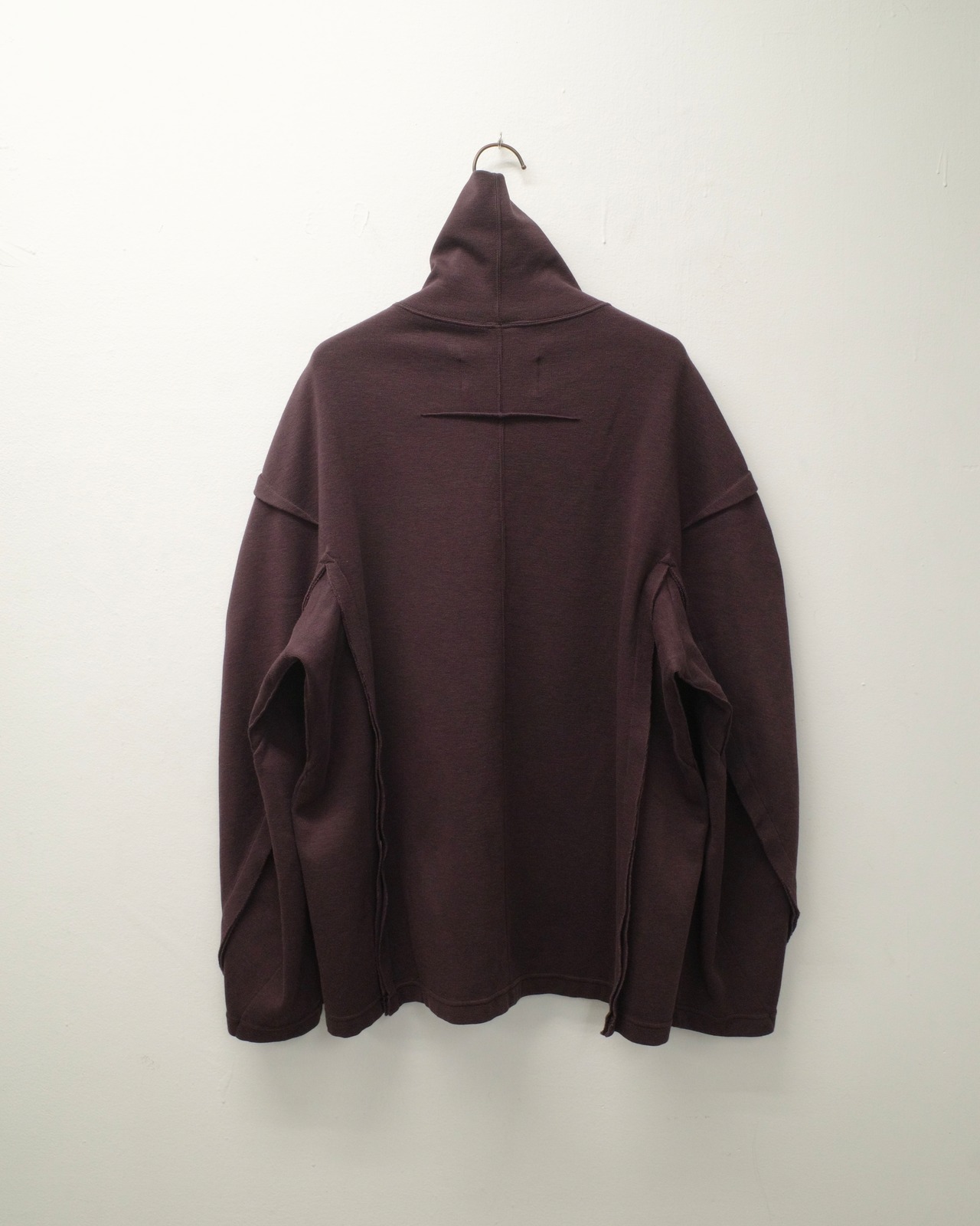 予約販売 | i’m here : - “SLIT” JERSEY ：Brown｜スリットタートル／フライス素材／キモノスリーブ／カットオフ仕様／立体マチ