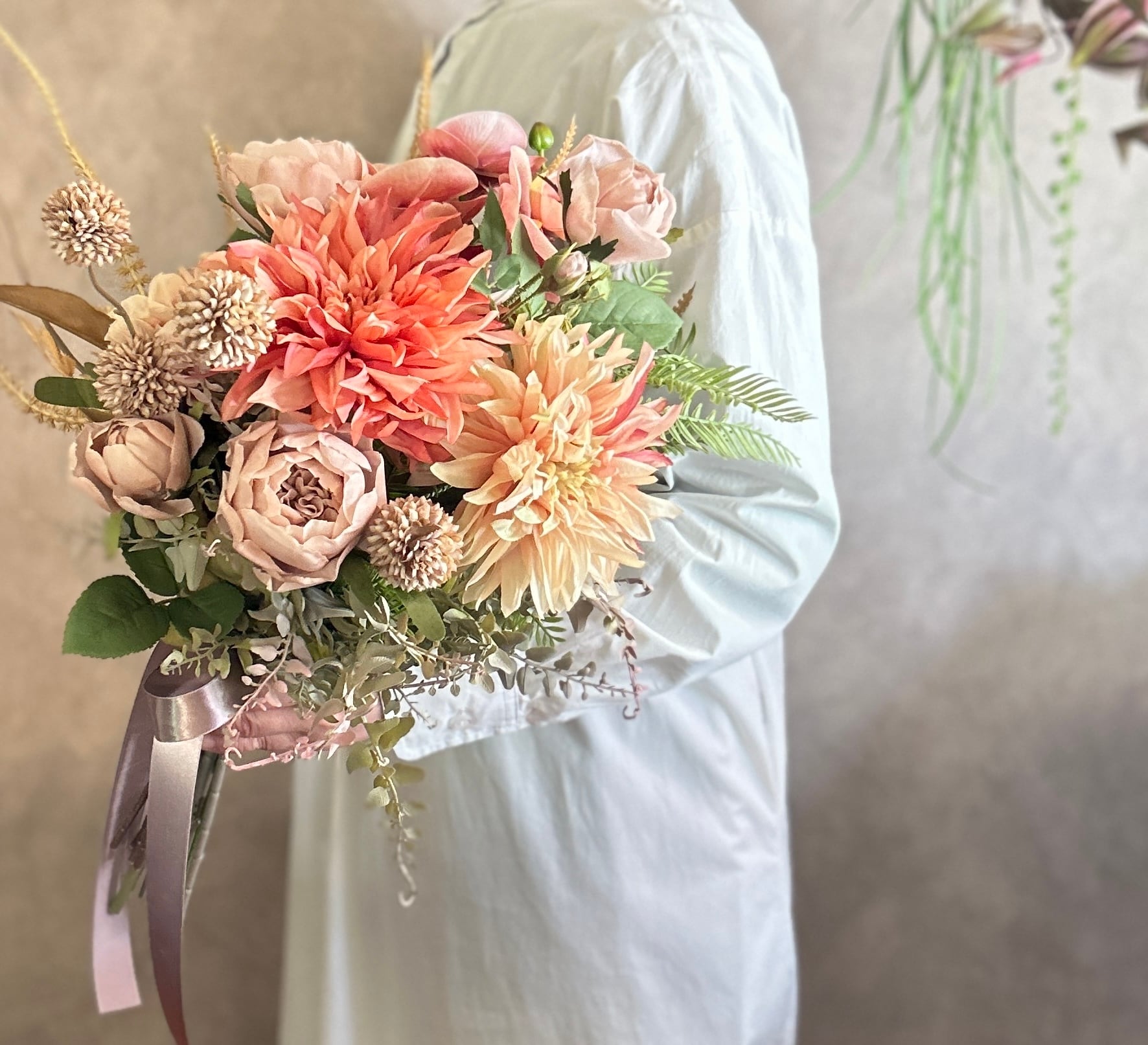 ダリアとミニ胡蝶蘭とクラシックローズのブーケ/アーティフィシャル