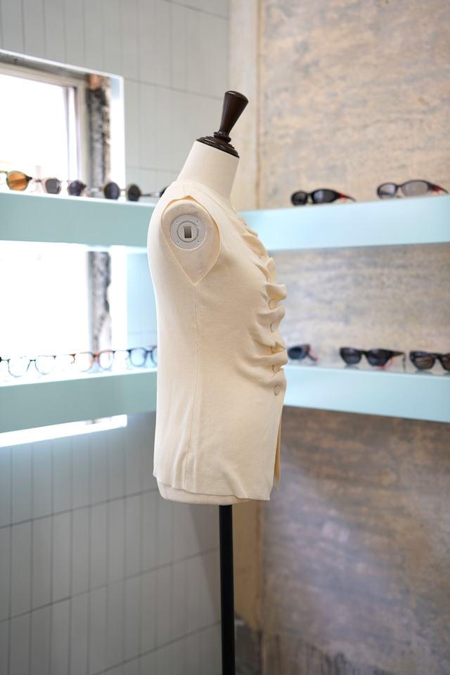 TAKUSAN BUTTON SLEEVELESS CARDIGAN