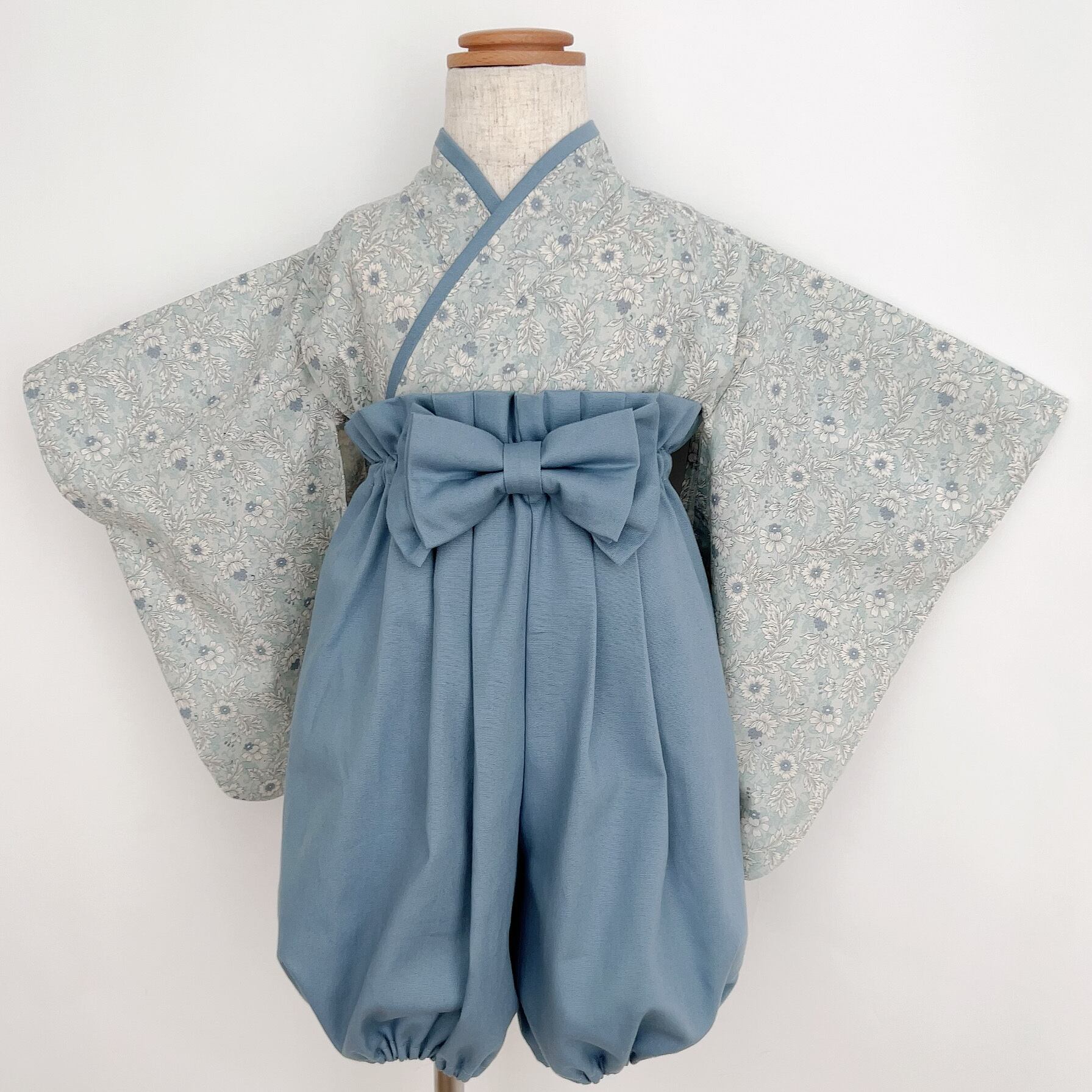くすみブルー小花柄ベビー袴 - ファッション雑貨