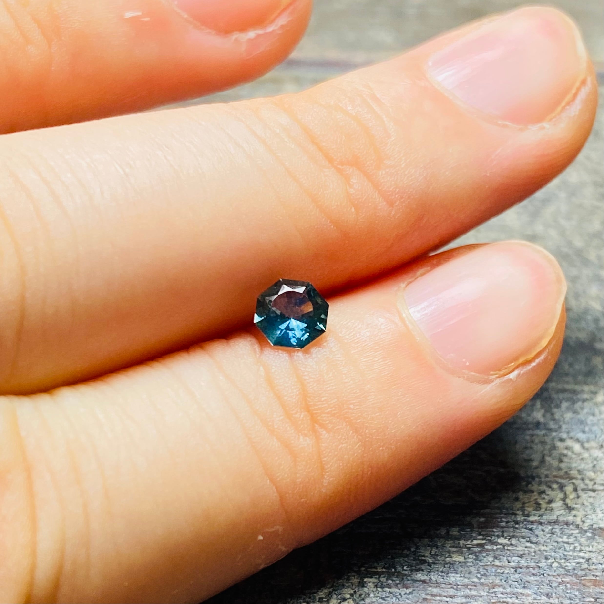 混ざり合ったテールブルーグラデが素敵なモンタナサファイア