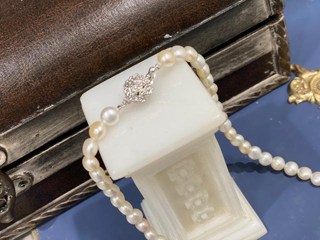 マルチカラーのちょっと個性派淡水パール連42cmネックレス