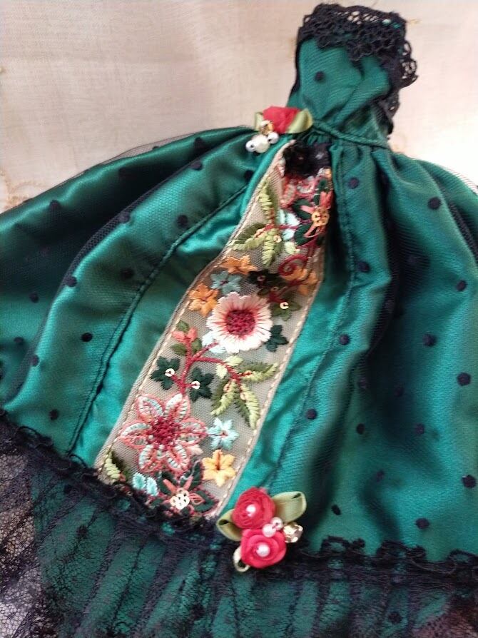 クリスマスシリーズ】鮮やかなグリーンのロングトレーンドレス