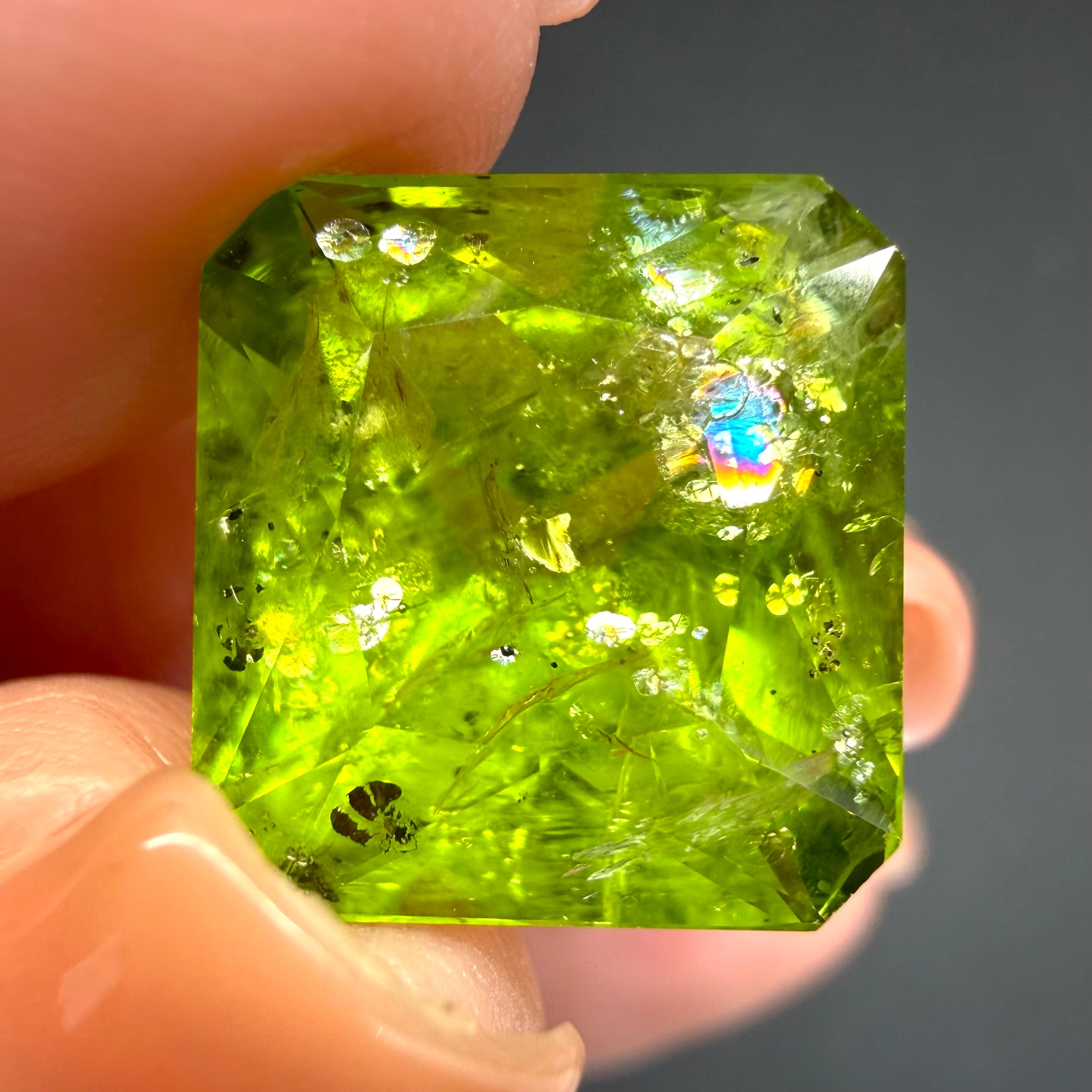 チャイナ産 リリーパッドインペリドット 10.71ct 12.2×12.9×8.88mm