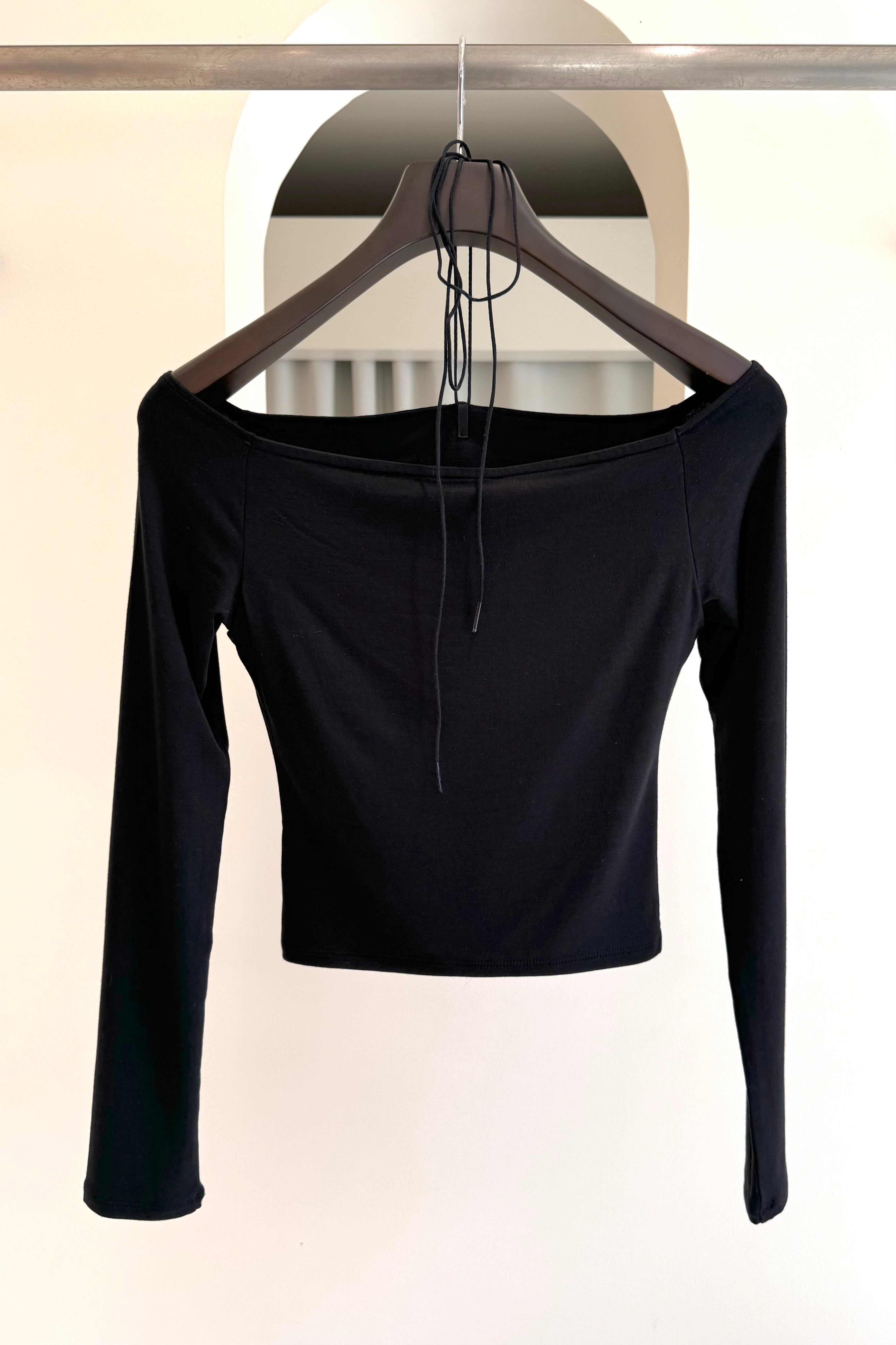 determ;】Gathered Off-shoulder Top | theour