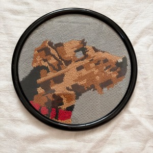 犬の横顔の刺繍絵