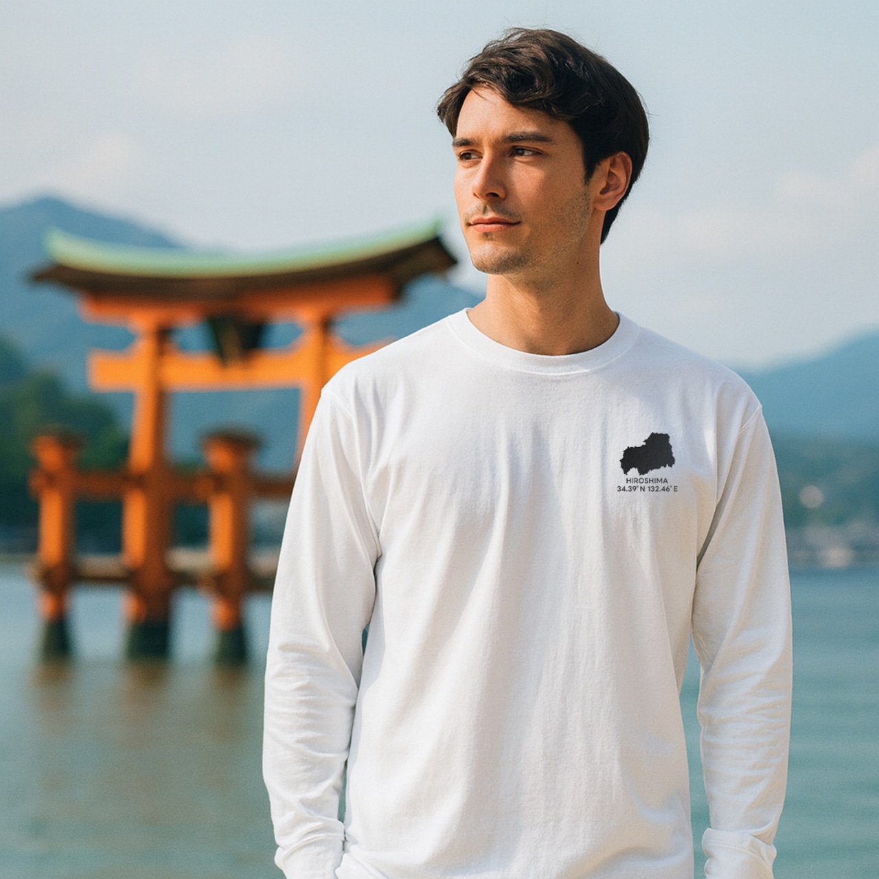 《広島》 緯度経度ミニマルロングスリーブTシャツ|地図×地名×ワンポイントデザイン