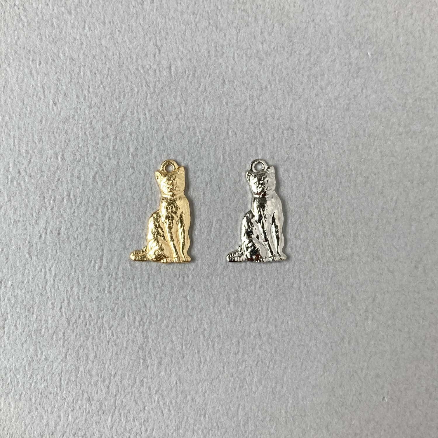 〈新色追加〉USA真鍮 お座り猫チャーム(17mm)