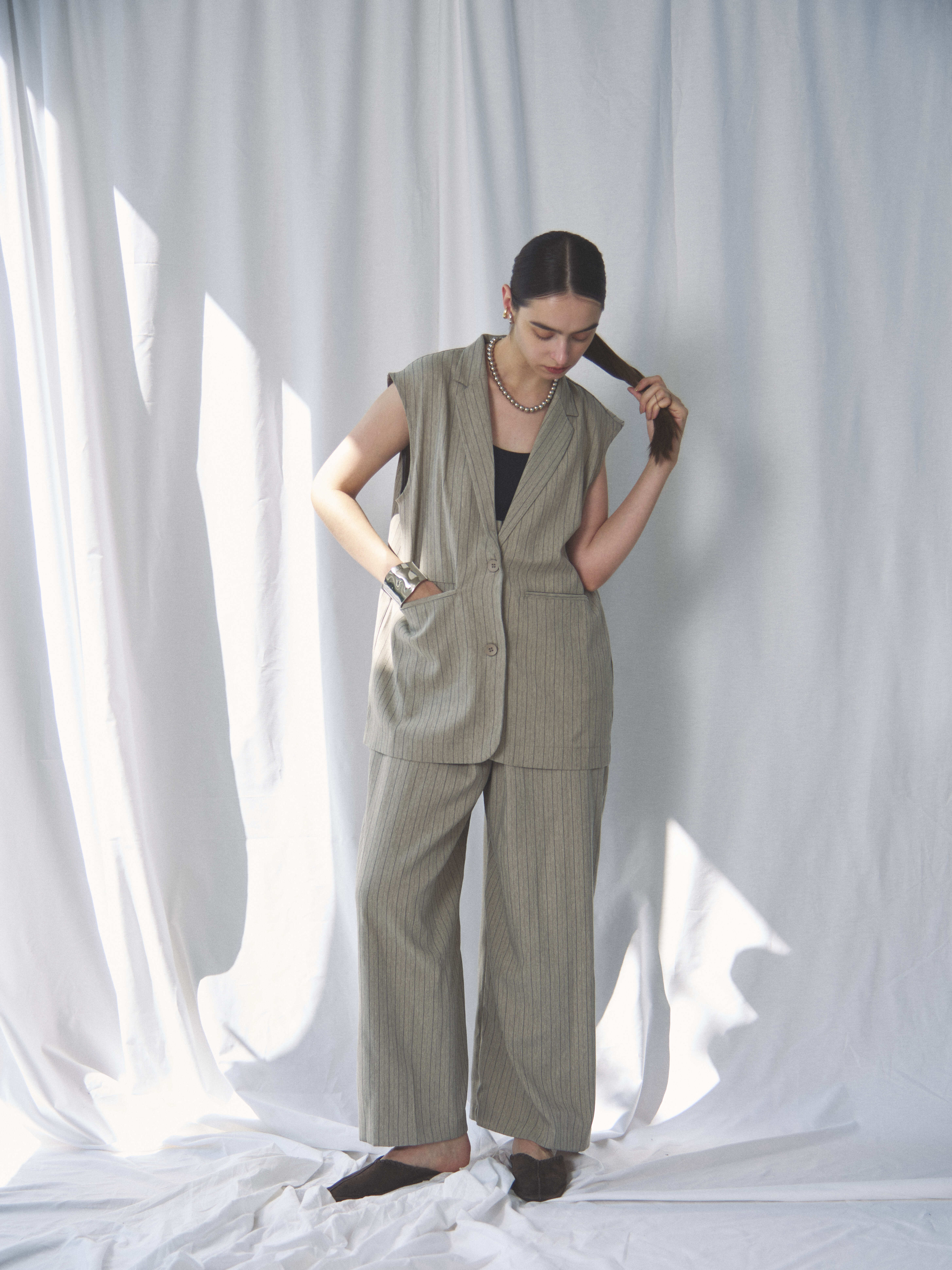 HERRINGBONE STRIPED SLEEVELESS JACKET（ﾍﾘﾝﾎﾞｰﾝｽﾄﾗｲﾌﾟｽﾘｰﾌﾞﾚｽｼﾞｬｹｯﾄ