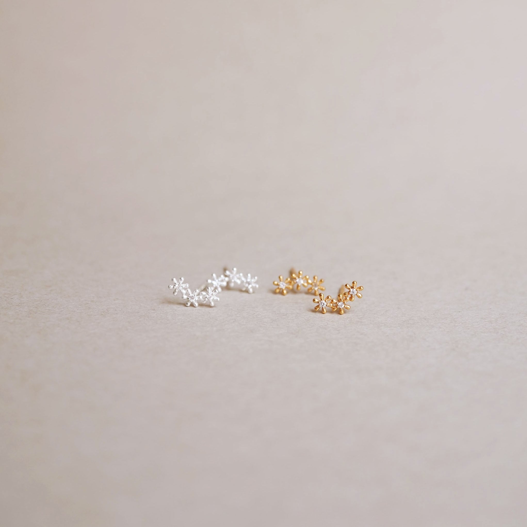 SV925 フラワーアーチピアス