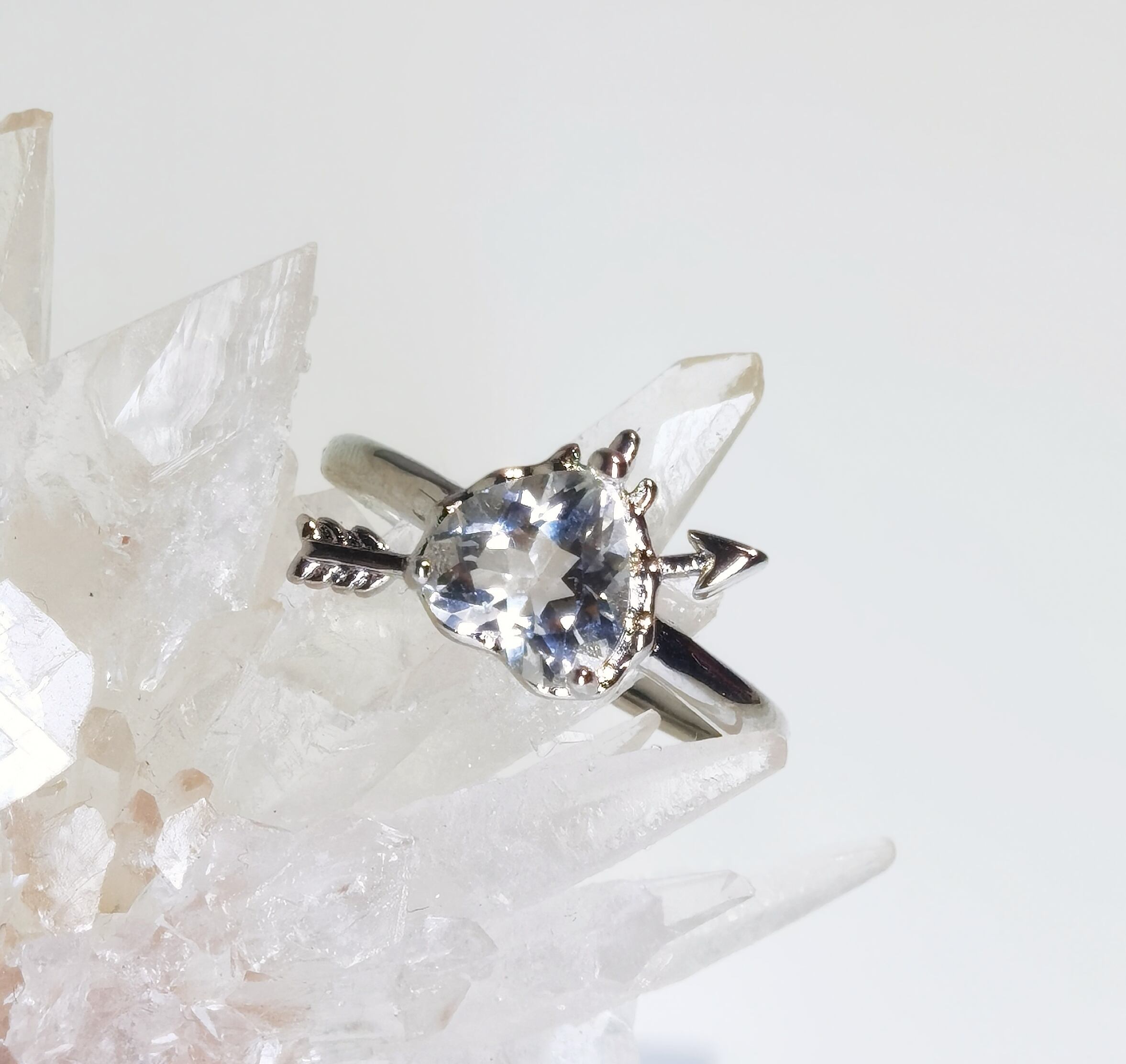 キューピッドの矢が射抜く透明な想い」天然クリア水晶 リング | 天然石