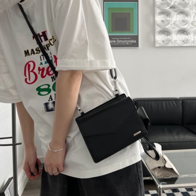 【予約販売】ショルダーバッグ レトロ メンズ 華奢 クラシック ミニバッグ ブラック 斜め掛け クラシカル メッセンジャー 黒 こなれ感 お洒落 韓国 トレンド