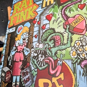 送料無料!ちょうどいいブリキ看板 【 RAT FINK ( ラットフィンク ) 】 『 FALLS in LOVE 』METAL SIGN / メタルサイン / ブリキ看板 / サインボード / ビンテージ加工〚アメリカン雑貨 アメトイ〛