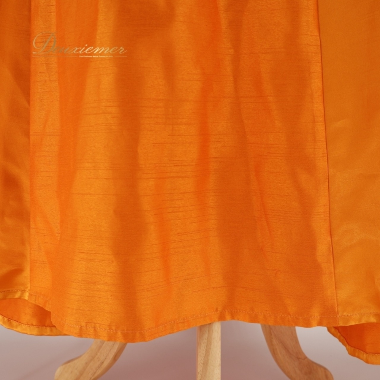 フラダンス 衣装 ワンピース ドレス Makalani オレンジ系 日本製 ワンカラー 五分袖 光沢感 無地 シンプル 高級感 上品 かわいい 鮮やか 華やか 明るい ハワイアン アロハ フラ ダンス レッスン 練習 ドレッシー 軽やか