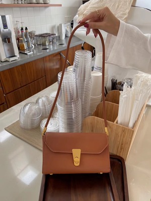 フラップショルダーバッグ