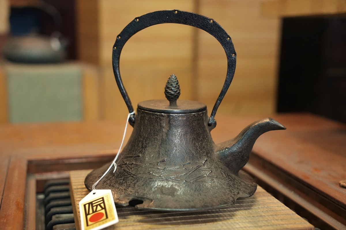 鉄瓶 富士型 蝋型鋳鉄製 桐箱入 （南部鉄器 鉄瓶 富士型 松葉 0.5L 松 