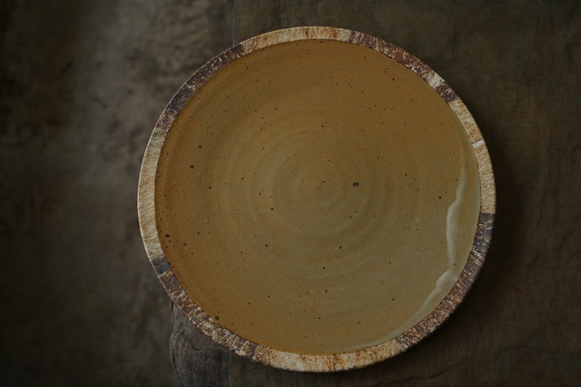 18　伊豆土リムの大皿　古荘美紀　1