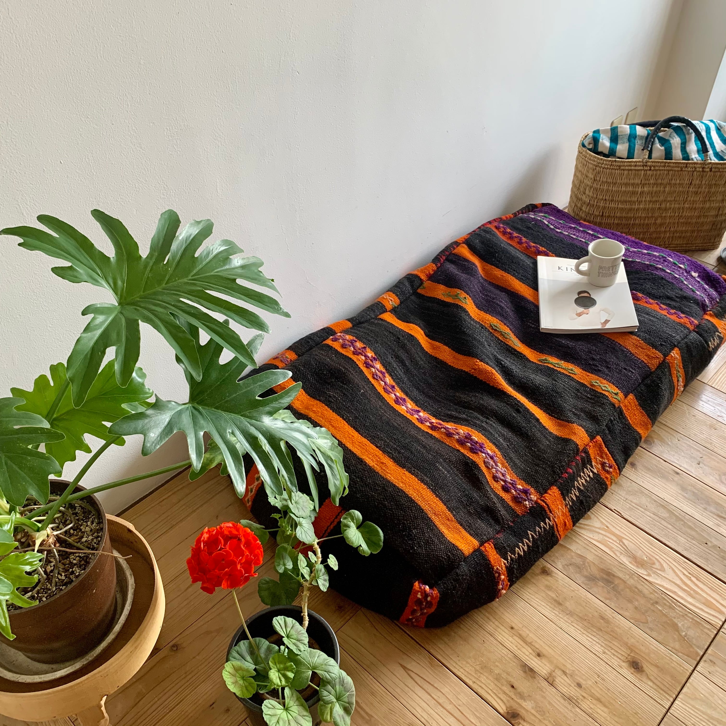 モロッコのオールドキリムをリメイクしたダブルサイズのプフ