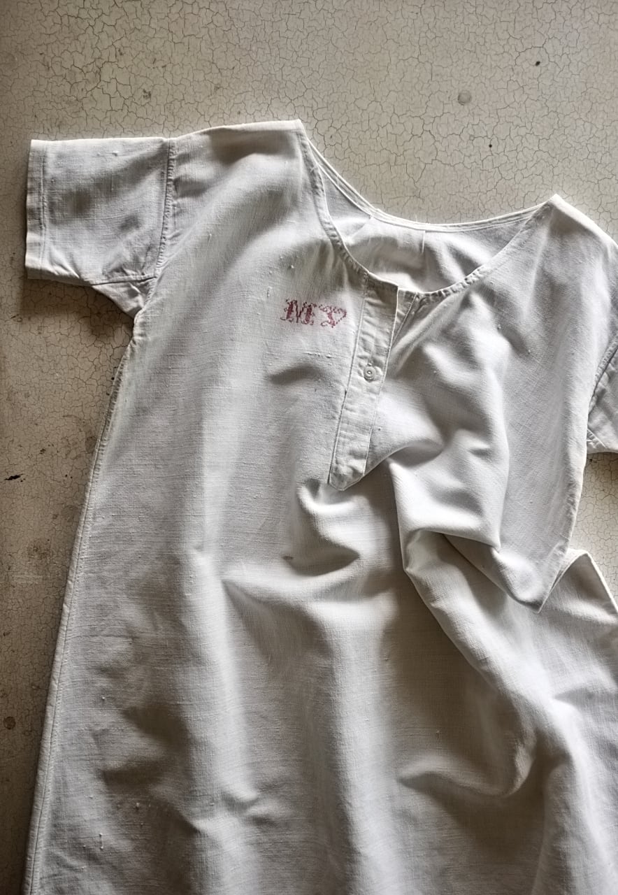 france 1900s 手織リネン モノグラムと物語的ワンピース アンティーク 1900s france 手織リネン 3つのモノグラムとワンピース