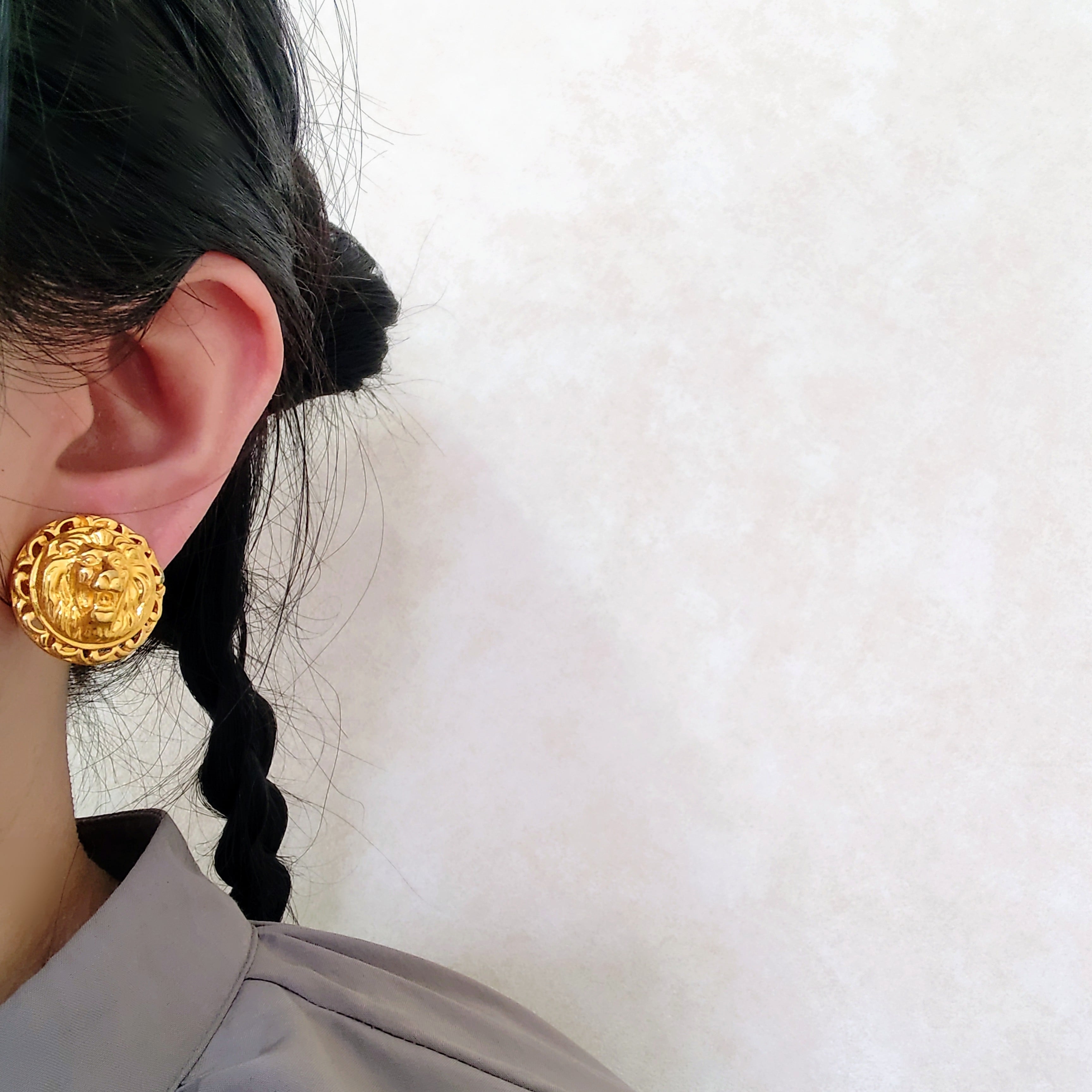 《ANNE KLEIN》 lion round vintage earrings アンクライン