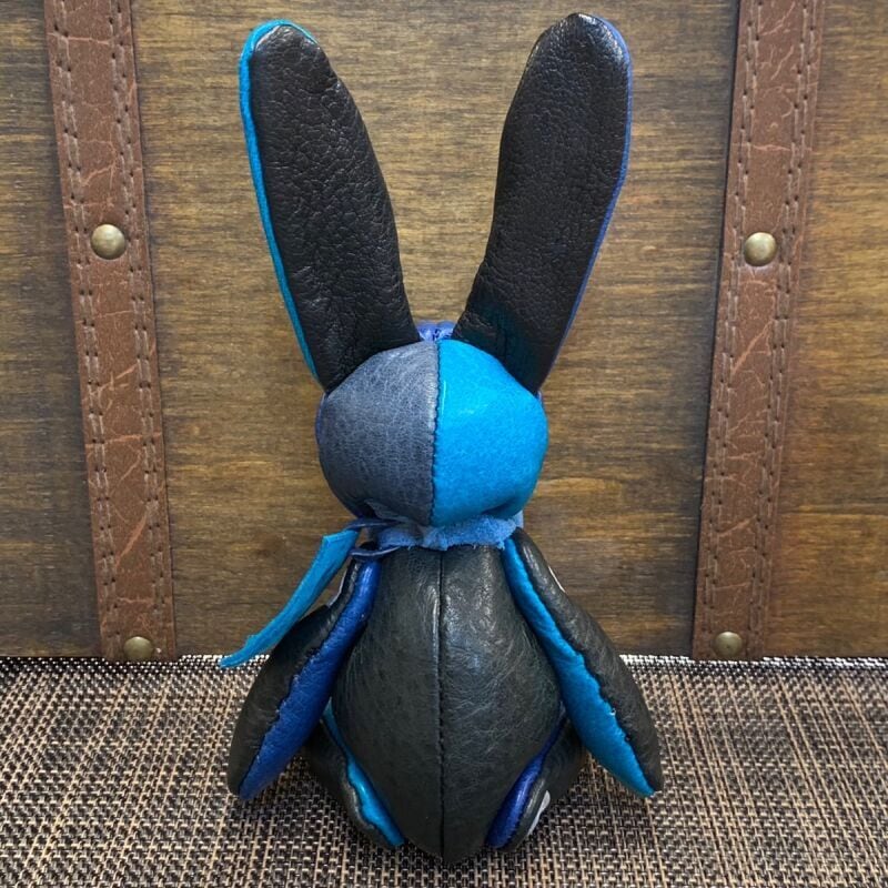 ジビエレザー鹿革ベルラビ★端革を使ってアップサイクル「ベルズラビット」写真の1点販売です　ブラック×ブルーカラフル系