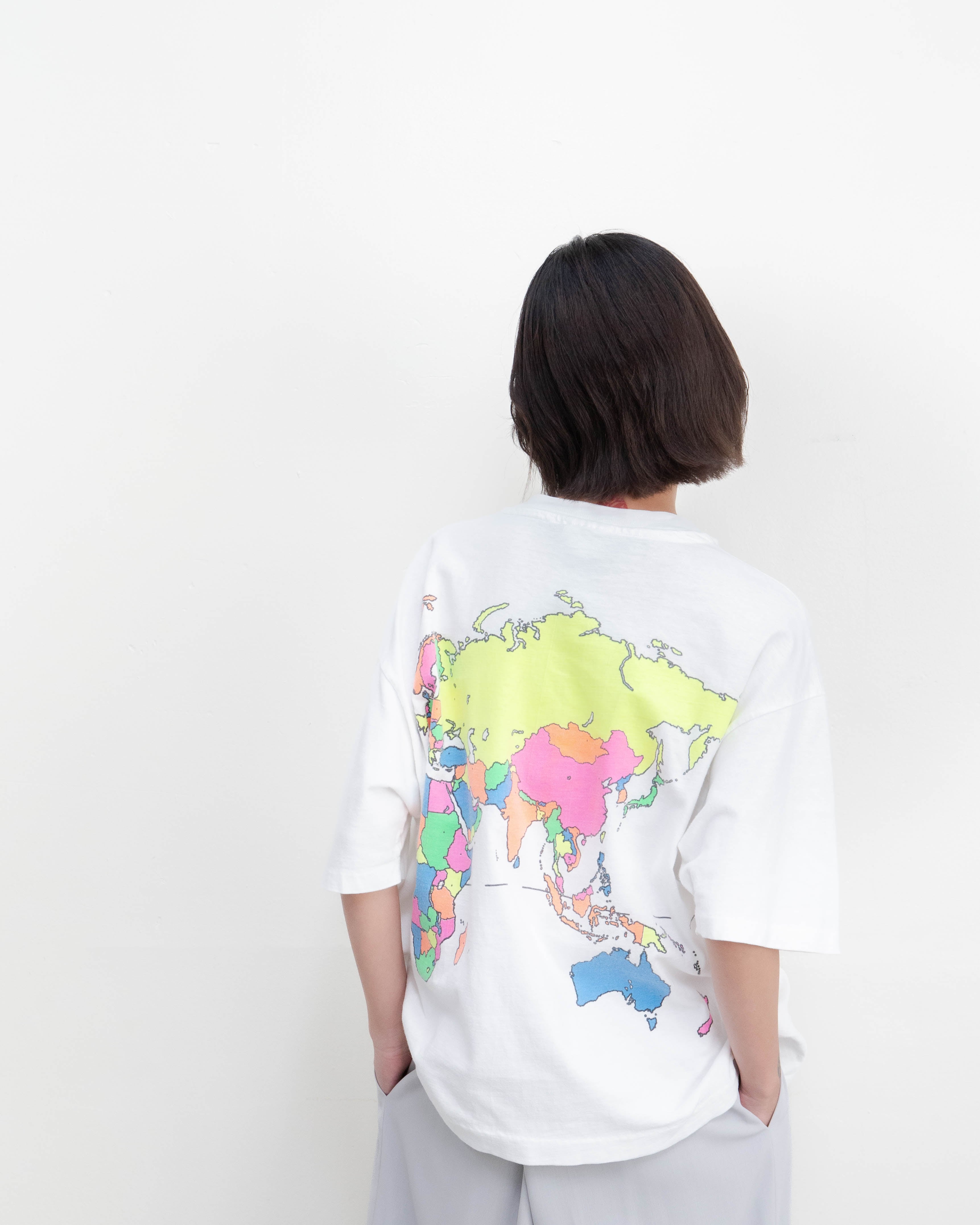 1980s multi-color world map graphic tee | LUIK FINN