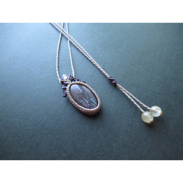 虹色流星群 サンムーンストーンのシンプルペンダント Macrame Kano 虹色流星群 サンムーンストーンのシンプルペンダント Macrame Kano