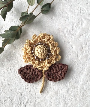 ラフィアの花ブローチ(Natural x Brown)