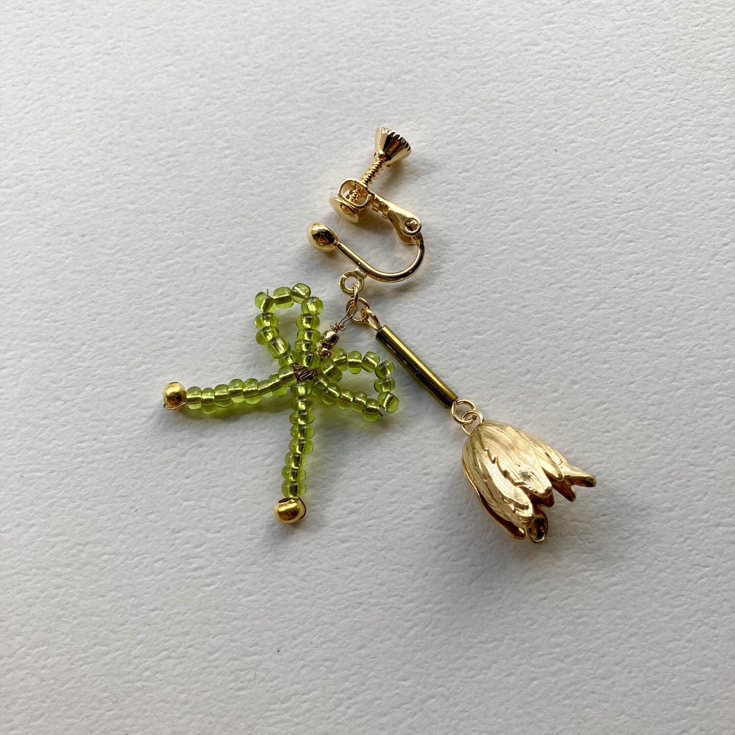 ビーズリボンとフラワーキャップの〈ピアス/イヤリング〉 | Dua