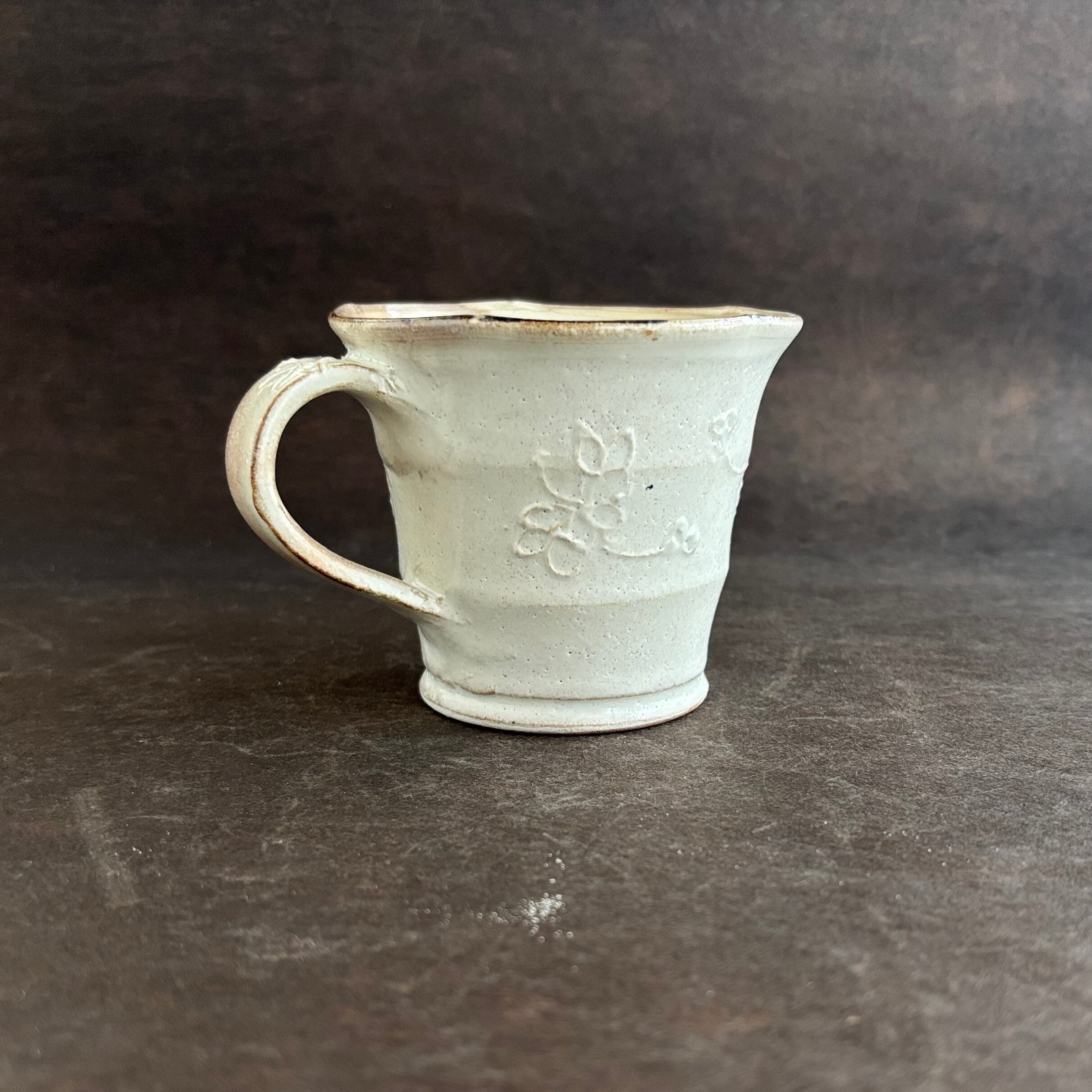 土和のルリエフ　粉引き　お花形ミニマグカップ